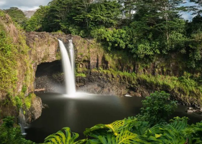 Hilo is known for Wailuku River State Park, featuring Waianuenue, or Rainbow Falls,