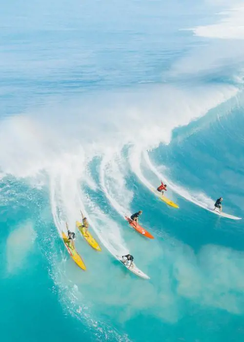 People enjoying their surf day on Oahu, Hawaii